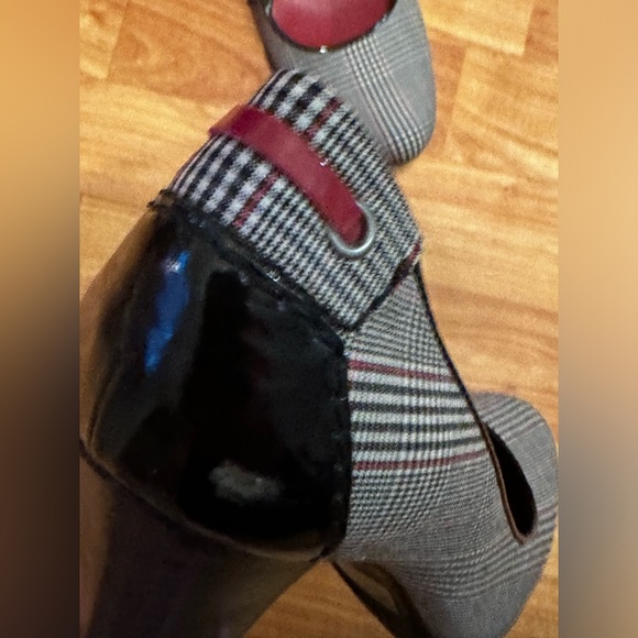 Size 8 Unisa black gray and red houndstooth 3.5” heel - Picture 2 of 6